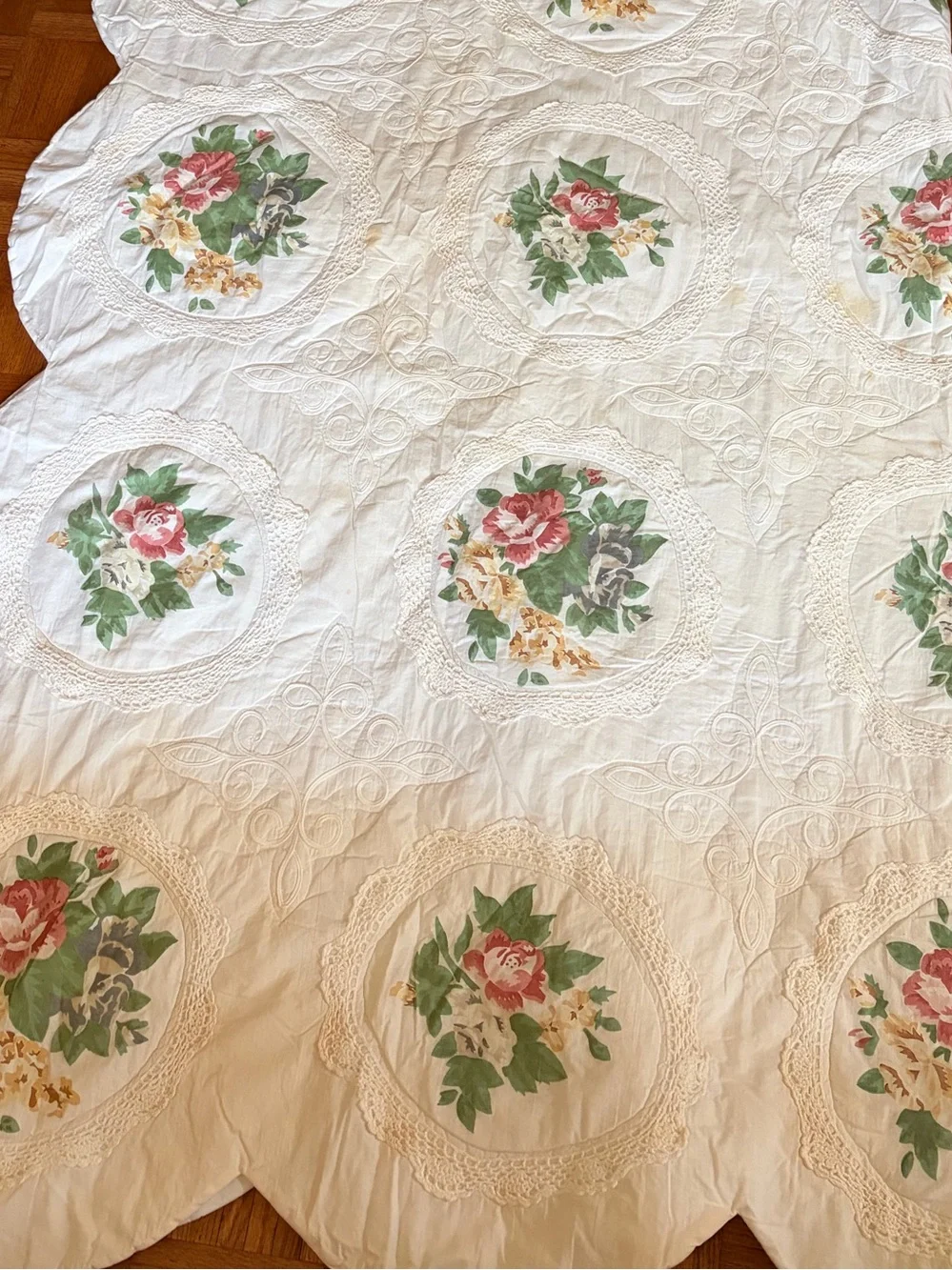 Vintage Cottagecore Floral Quilt Bedspread - Rose Medallions with Scalloped Edge